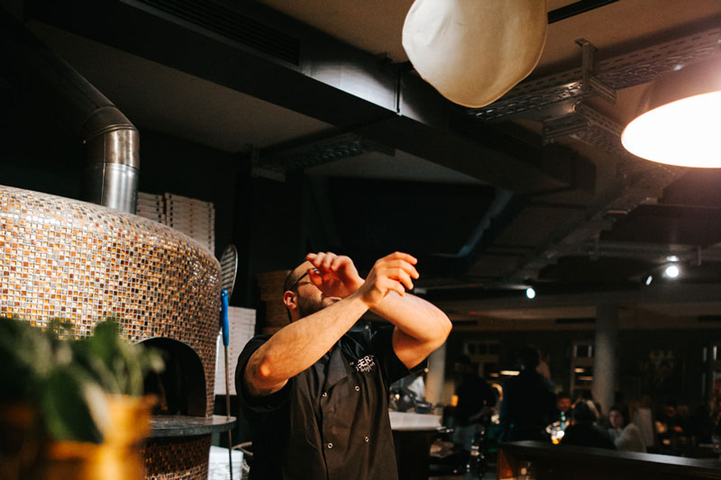 Osteria Pizza werfen